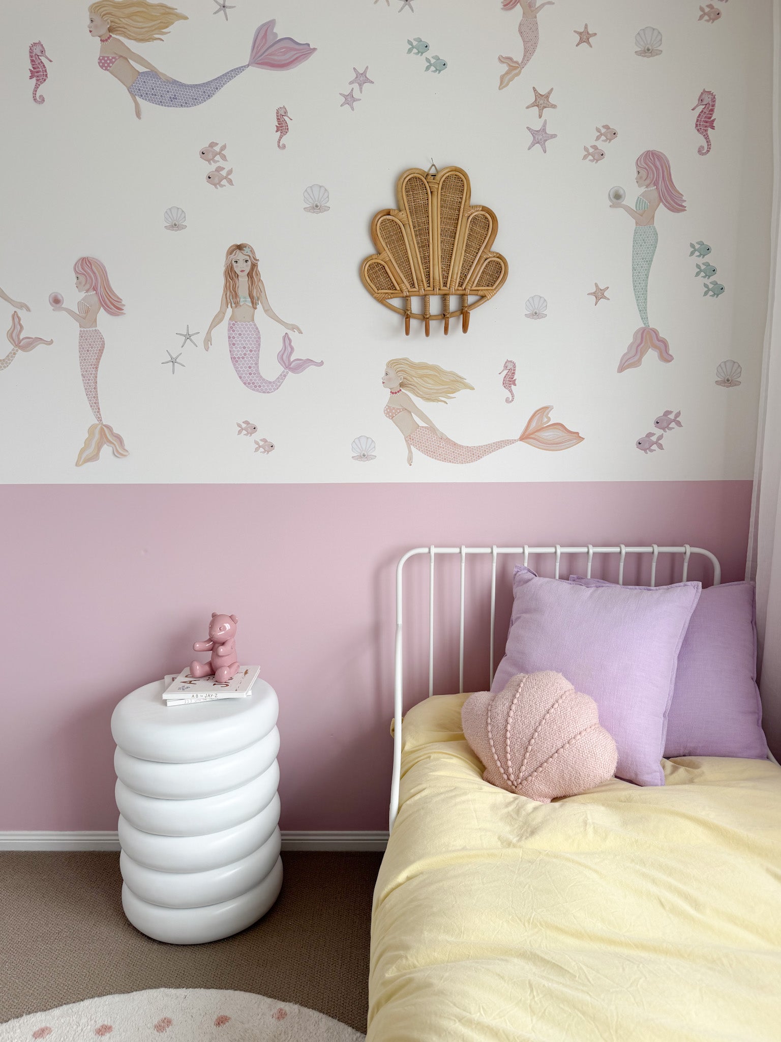 Rattan clam wall hook