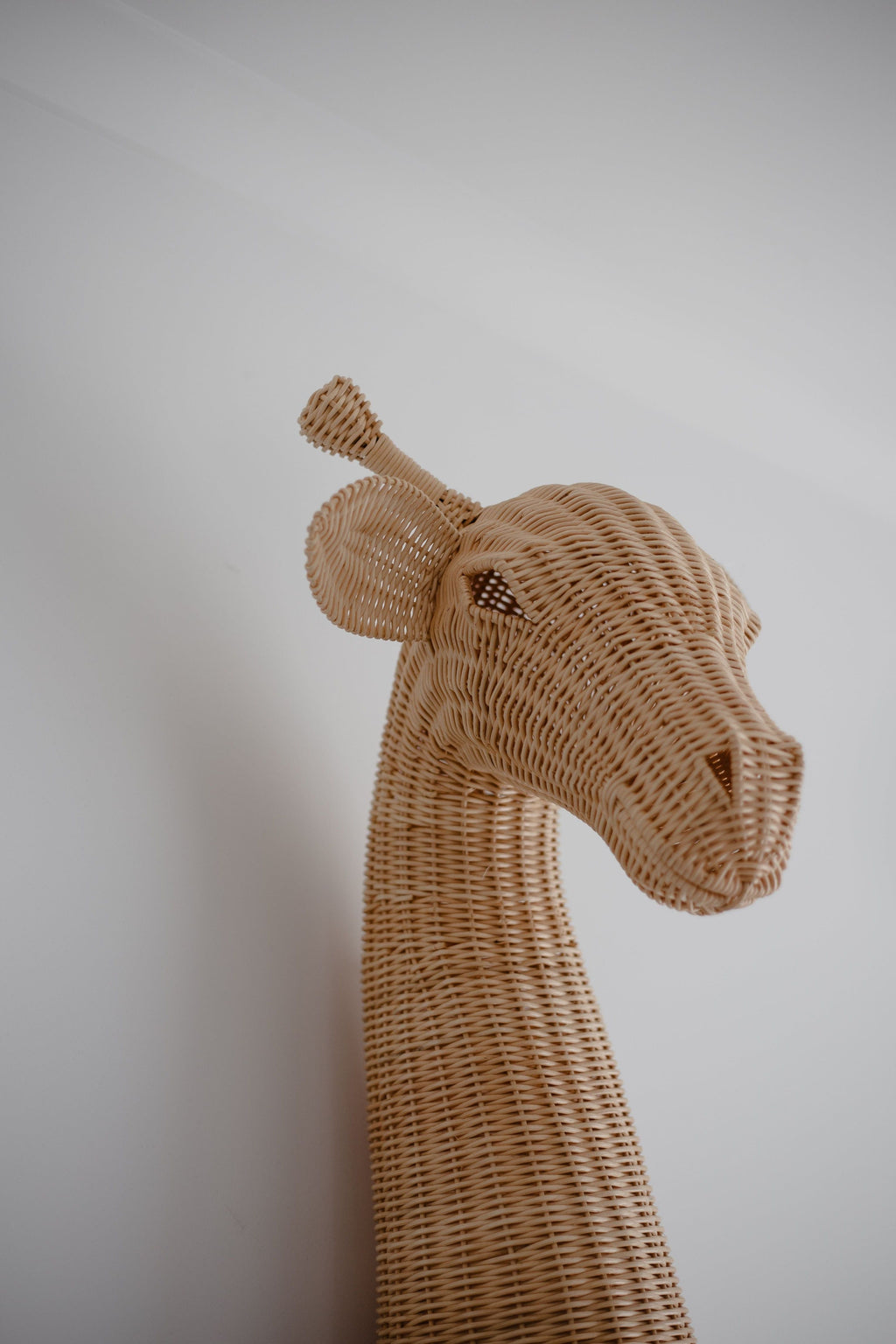 inkah rattan giraffe wall hanging